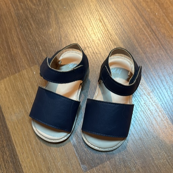 C48.new H&M baby sandles size 4/5T - Picture 2 of 3
